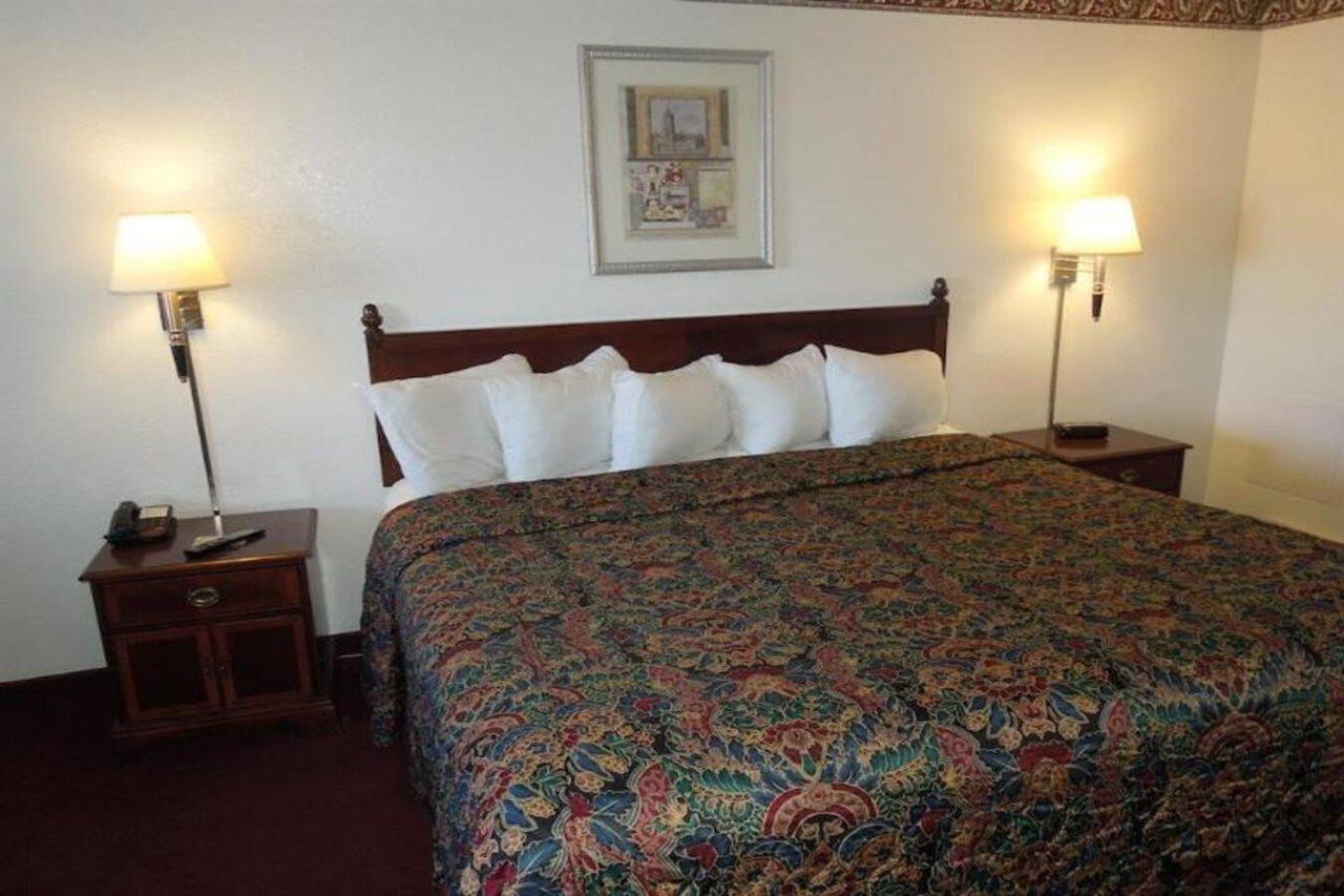 Days Inn Riverton Exterior photo